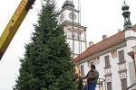 Mikulášská nadílka u vánočního stromu v Třeboni. 