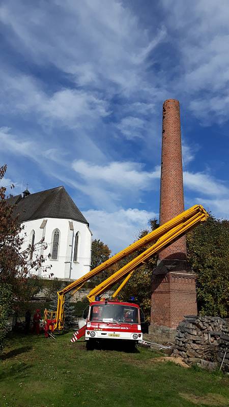 Ve Starém Městě pod Landštejnem museli ubourat část komínu s čapím hnízdem.