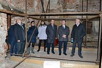 Při návštěvě Jindřichova Hradce si ministr kultury Antonín Staněk prohlédl také ruinu pivovaru.