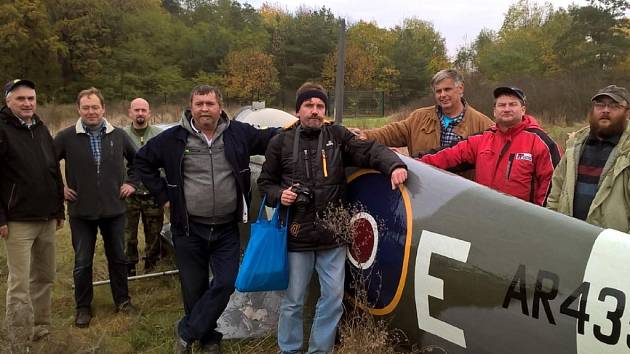 Členové Klubu historie letctví převezli do Deštné repliku letounu Spitfire.