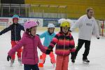 Se základní technikou bruslení seznamují děti z jindřichohradeckých základních škol zkušení hokejoví trenéři.