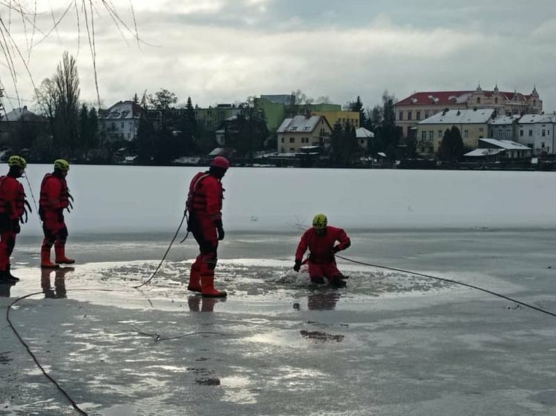 Dobrovolní hasiči na jindřichohradeckém rybníku Vajgar nacvičovali záchranu tonoucího, pod kterým se prolomil led.