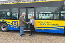 Dopravce představil zástupcům města dva nové autobusy.
