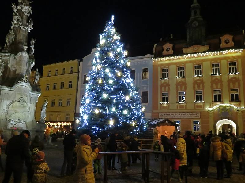 Během sobotního podvečera se rozzářil v Jindřichově Hradci vánoční strom. Krásná je i světelná výzdoba v celém centru.