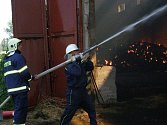 Požár velkokapacitního skladu sena v Lodhéřově. 