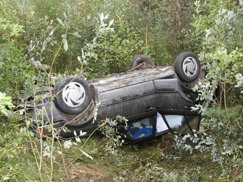 Pohled na havarované auto u Majdaleny, ve kterém zemřelo tříleté dítě.