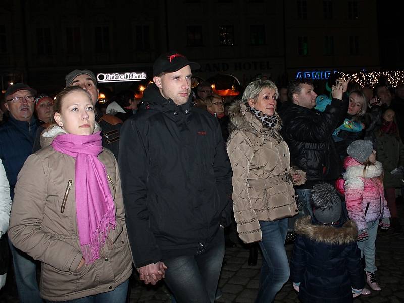 V Jindřichově Hradci rozsvítili vánoční strom.