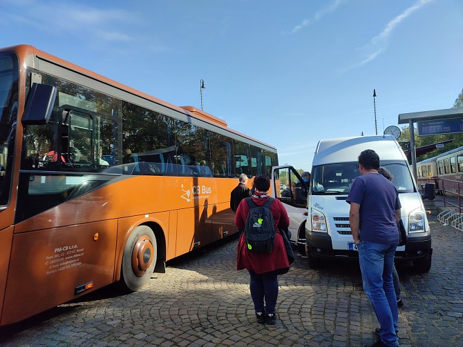 Ten, kdo by se tento týden chtěl svézt vlakem, ať po široké nebo úzké trati, bude zklamaný. To není autobusové nádraží, ale skutečně vlakové. Vlevo autobus, který vozí cestující Českých drah a vpravo mikrobus JHMD.