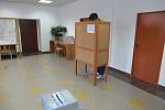 Volební komise v Lomnici nad Lužnicí zasedla v přízemí domu s pečovatelskou službou. Dámskému osazenstvu velí předseda Pavel Čečka.