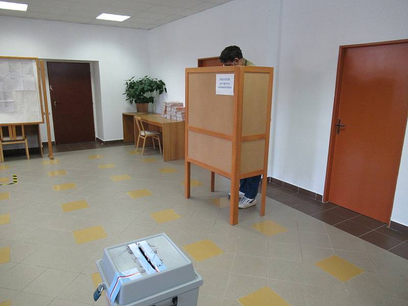 Volební komise v Lomnici nad Lužnicí zasedla v přízemí domu s pečovatelskou službou. Dámskému osazenstvu velí předseda Pavel Čečka.