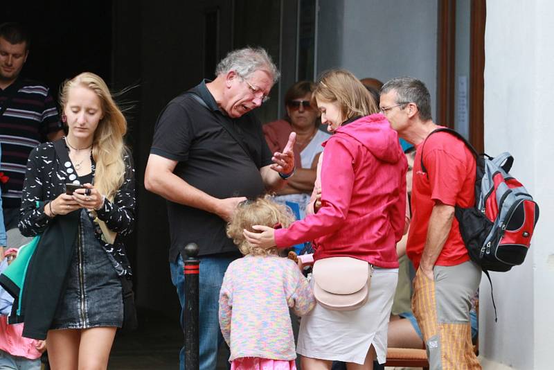 Dobrou náladu při zpívání v Jindřichově Hradci nezkazila ani dešťová přeháňka. Foto: Josef Böhm