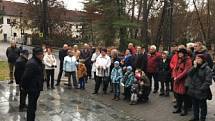Na šest desítek občanů Třeboně přijalo v sobotu dopoledne pozvání třeboňské Občanské demokratické strany k pomníku Obětem zla v Třeboni na setkání při příležitost 27. výročí listopadu 1989. 