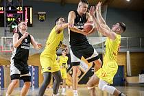 Basketbalisté GBA Lions J. Hradec (ve žlutém) si v prvním utkání doma s Libercem poradili v poměru 89:55. Uspěli i nyní na severu Čech, ale výsledek byl mnohem těsnější.