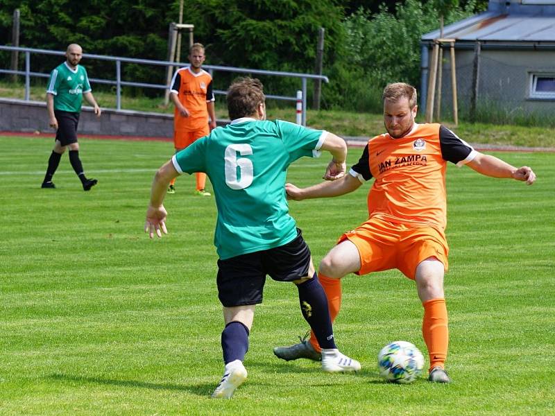 Fotbalisté Slavonic (v oranžovém) si v 24. kole Op připsali kontumační výhru nad společným týmem Číměře a Nové Bystřice B. Hosté nastoupili jen v osmi a v 66. minutě klesl počet jejich hráčů pod stanovený limit, takže sudí musel utkání za stavu 4:0 předča