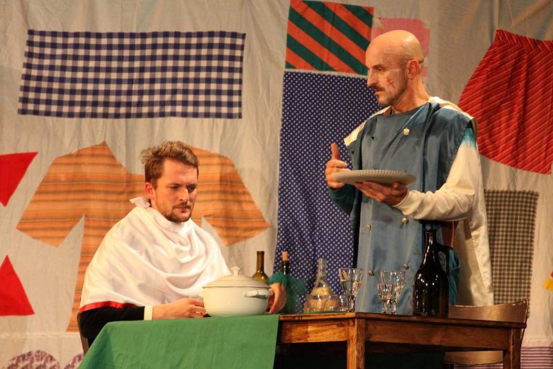 Členové jindřichohradecké divadelní společnosti Jablonský v této sezoně hrají představení s názvem Goldoniáda.