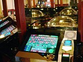 Klasické mincové automaty nahrazují terminálové hry a rulety. Na ně ale městské vyhlášky nedosáhnou. 