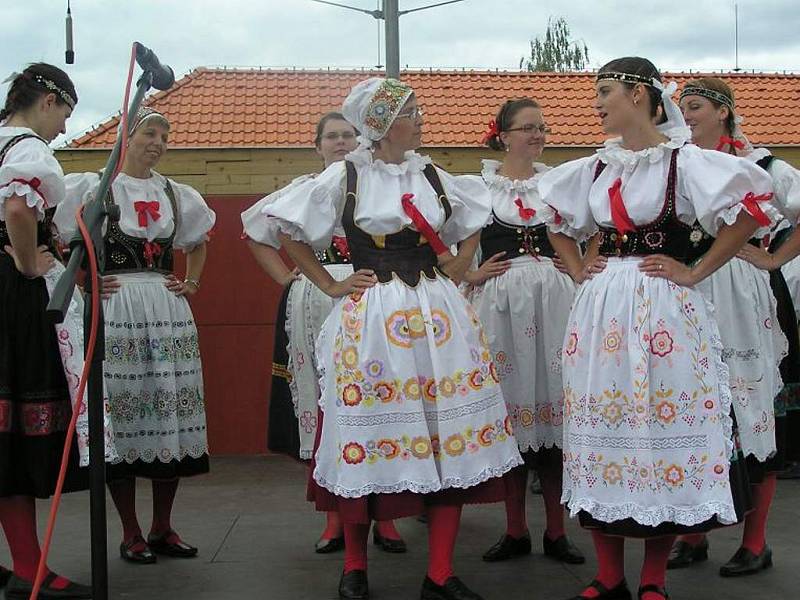 Mezinárodní folklorní festival U Zlaté Stoky v Lomnici nad Lužnicí.