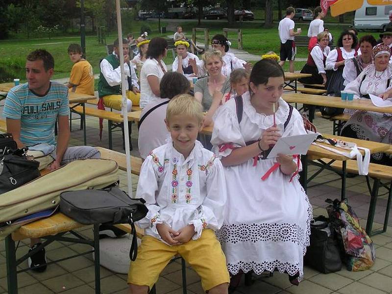 Mezinárodní folklorní festival U Zlaté Stoky v Lomnici nad Lužnicí.