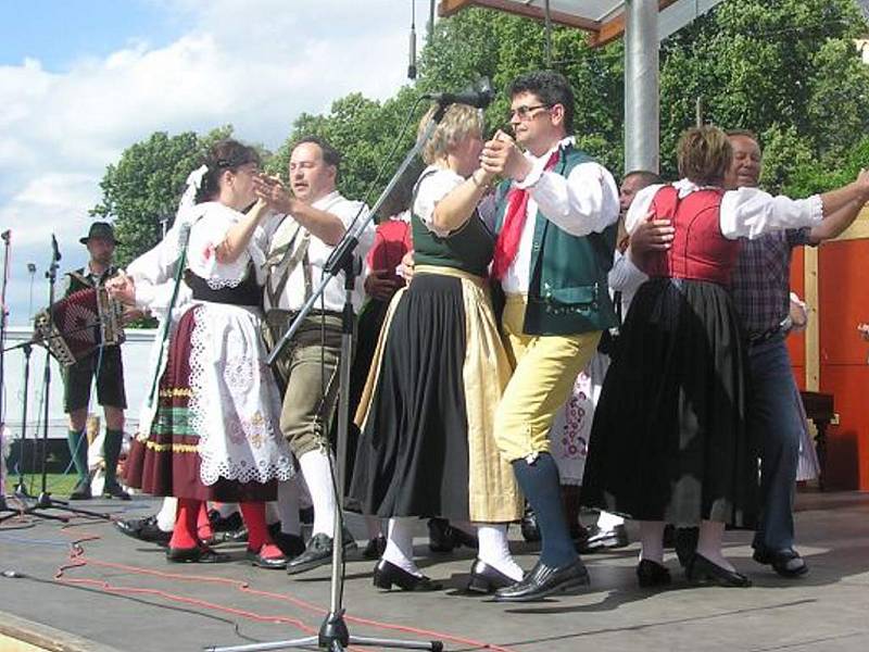 Mezinárodní folklorní festival U Zlaté Stoky v Lomnici nad Lužnicí.