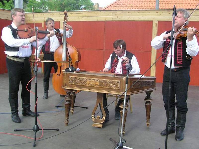 Mezinárodní folklorní festival U Zlaté Stoky v Lomnici nad Lužnicí.