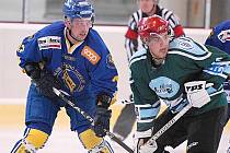 Hokejisté Vajgaru v pátek doma v rámci přípravy přivítají Milevsko. V úvodním duelu na ledě soupeře (na snímku bojuje Ištvánik s Hejnou) vyhrál J. Hradec 7:3.