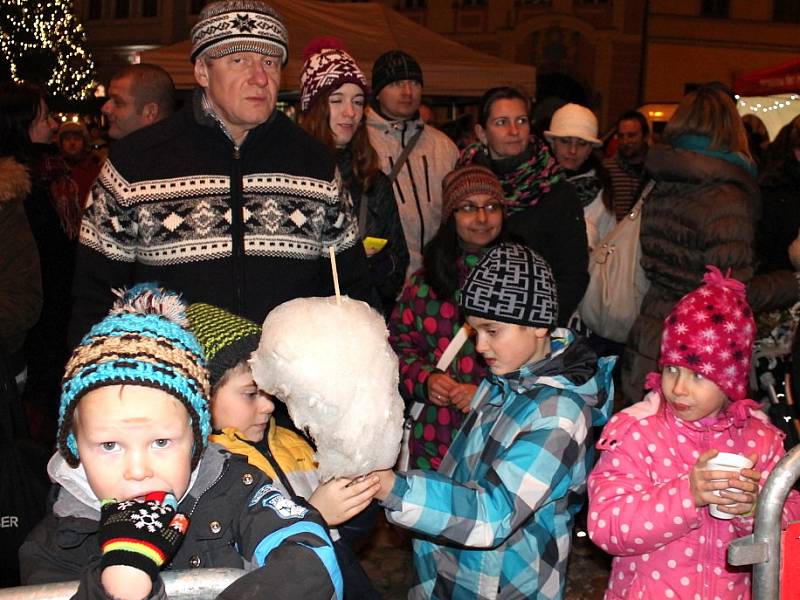 Česko zpívá koledy - program v J. Hradci zahájil dětský bubínkový soubor Hakuna Matata a po nich dětský sbor 5. základní školy.