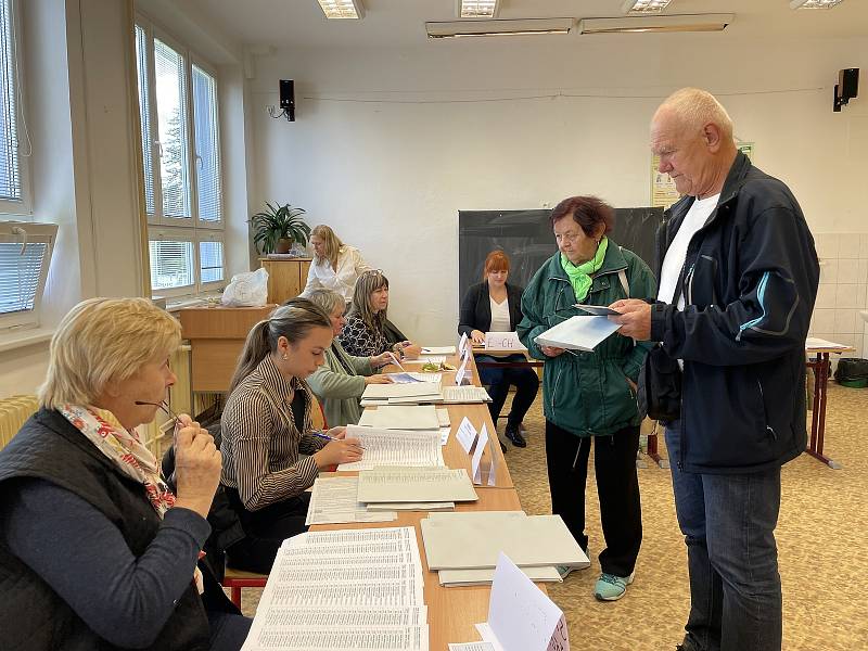 Volební místnosti se otevřely i na III. základní škole v Jindřichově Hradci.