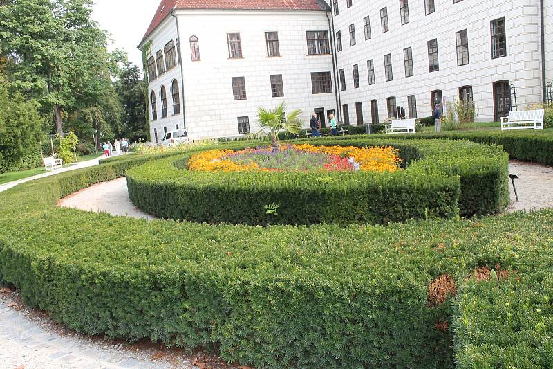 Léto je pryč. Na stromech se již objevuje barevné listí a dopoledne jsou vidět v parcích pavučiny. Příchod babího léta zažijete i například v třeboňském zámeckém parku.