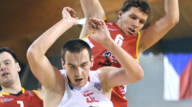 Pivot Tomáš Vošlajer (v bílém) je s 211 cm nejvyšším hráčem kádru Lions.