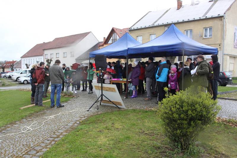 Několik desítek lidí se v Deštné v sobotu zúčastnilo pochodu proti zamýšlenému vybudování úložiště radioaktivního odpadu.