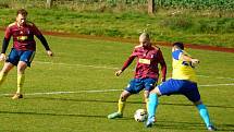 Fotbalisté Nové Bystřice (ve fialových dresech) v hlavním taháku 12. kola I. B třídy remizovali s Novou Včelnicí 1:1.