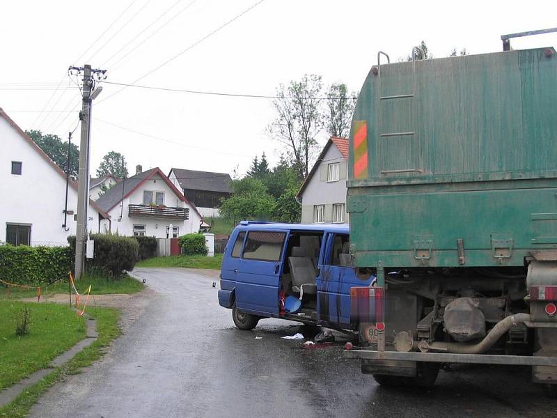 Srážka dodávky s nákladním autem v České Olešné si vyžádala dva zraněné. 