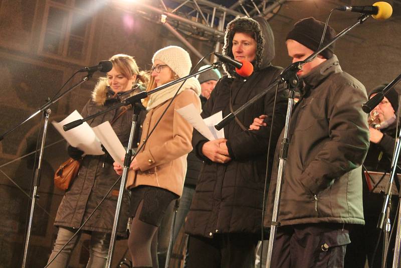 Jindřichohradecké náměstí Míru se zaplnilo lidmi, kteří si přišli zazpívat sedm koled a vánočních písní.