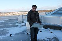 Vedoucí hradeckého bazénu Josef Klempa kontroluje rozsah škod, které vítr způsobil na střeše.