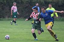 Fotbalisté Rapšachu (v zeleném) ve 12. kole okresní soutěže doma zdolali v místním derby Klikov 2:1.