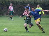 Fotbalisté Rapšachu (v zeleném) ve 12. kole okresní soutěže doma zdolali v místním derby Klikov 2:1.