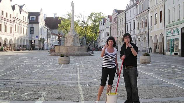 Úterní podvečer byl na Masarykově náměstí v Třeboni plný příprav na středeční vytvoření rekordu o největšího kapra.