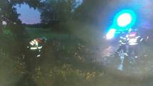 Následky bouřky na jihu Čech v noci z pátku na sobotu budou lidé ještě nějaký čas odstraňovat. Suchdolští hasiči vyprošťují sanitu s pacientem, kterou uvěznily stromy u Mirochova.