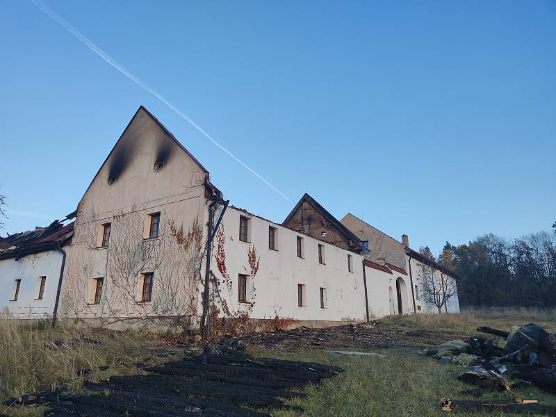 Chátrající penzion Holenský dvůr den po požáru.