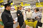 Policisté v supermarketu Albert vysvětlovali zákazníkům, jak se bránit kapsářům. 