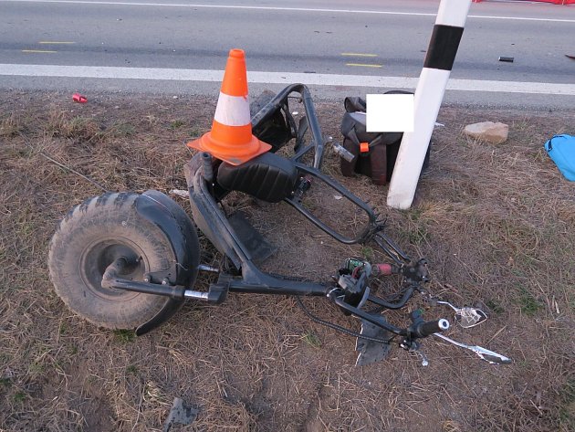 Střet elektroskútru s osobním vozidlem si bohužel vyžádal jedno smrtelné zranění.