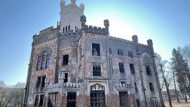 Na zámku v Českém Rudolci se podepsal požár, rabování i nešetrné zásahy bývalých majitelů.