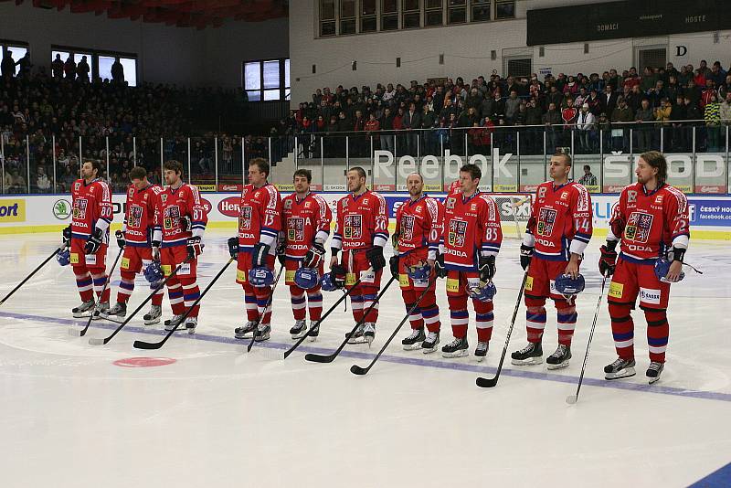 Čeští hokejisté odehráli v Jindřichově Hradci před osmi lety dva duely s Lotyšskem. Tomu úvodnímu předcházel ceremoniál, při němž byl zimní stadion  přejmenován na počest tragicky zesnulého odchovance hradeckého hokeje Jana Marka.