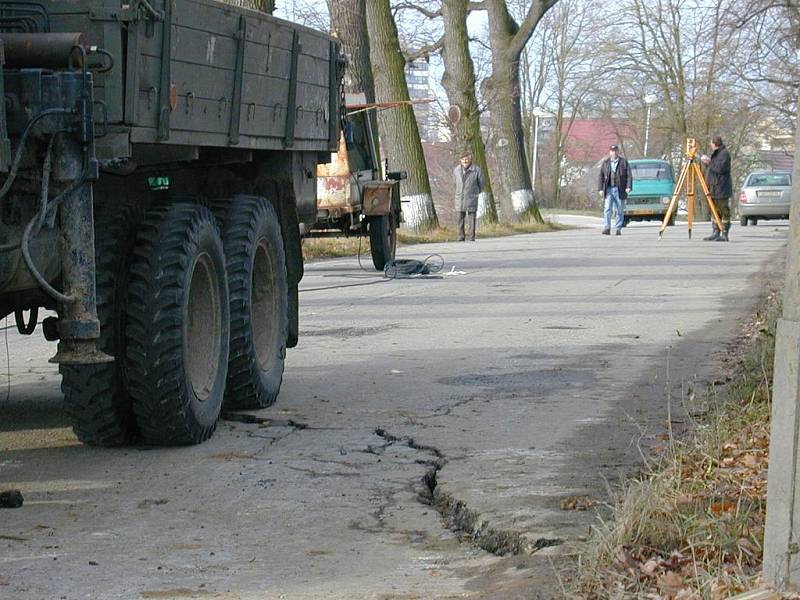 Archivní záběry z podzimu roku 2002, kdy se po povodních na vozovce na hrázi třeboňského rybníka Svět objevily trhliny. 