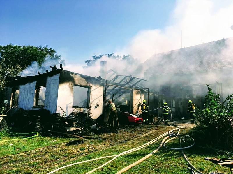 Škodu za dva miliony korun si vyžádal požár autodílny v Pleších na Jindřichohradecku. Včasným zásahem hasičů se podařilo uchránit přilehlou stodolu ve stejné hodnotě.
