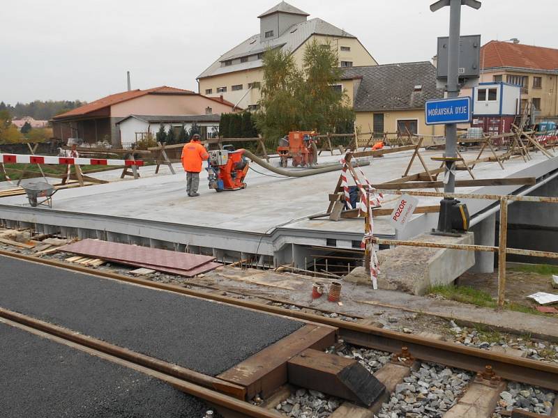 Práce na rekonstrukci mostu přes Dyji v Dačicích míří do finále.