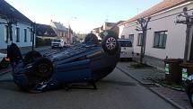 Kuriózní nehoda se stala v Jindřichově Hradci ve Zbuzanech, kde v poměrně úzké silnici auto skončilo na střeše.