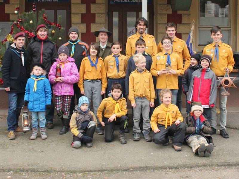 Do Jindřichova Hradce skauti dovezli Betlémské světlo.