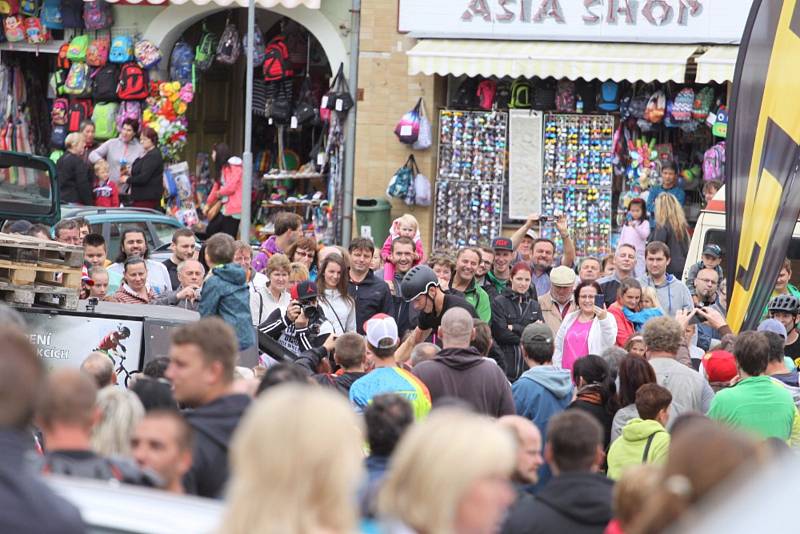 Z jízdy odvážných bikerů, kteří se řítili z dačické věže až na náměstí, se mnohdy tajil dech.