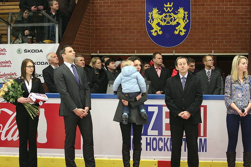 Čeští hokejisté odehráli v Jindřichově Hradci před osmi lety dva duely s Lotyšskem. Tomu úvodnímu předcházel ceremoniál, při němž byl zimní stadion  přejmenován na počest tragicky zesnulého odchovance hradeckého hokeje Jana Marka.